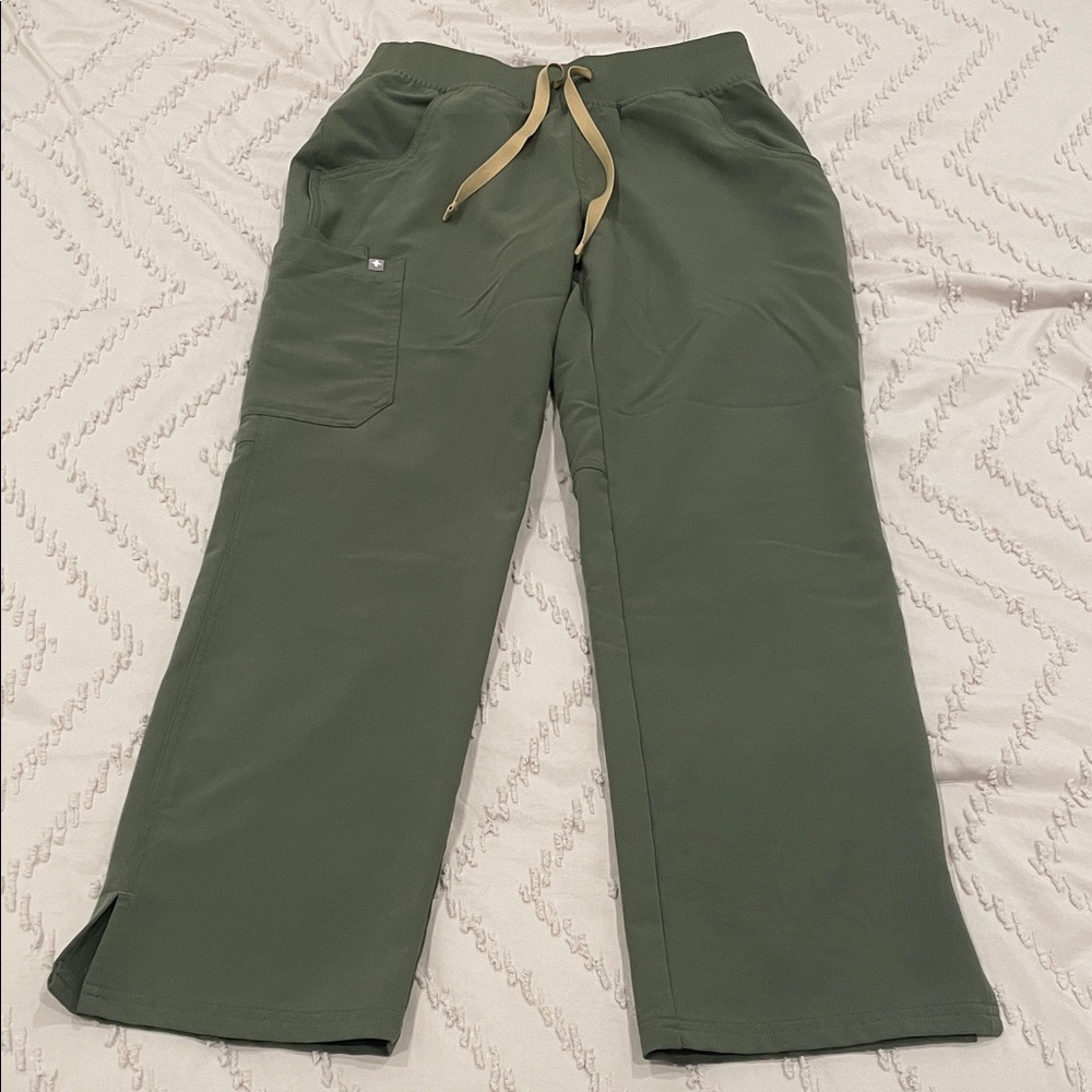 FIGS Kade cargo scrub pants in the color Moss size Small petite